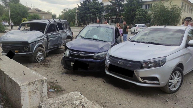 Разбитыми оказались пять автомобилей | Источник: ГУ МВД России по Волгоградской области 
