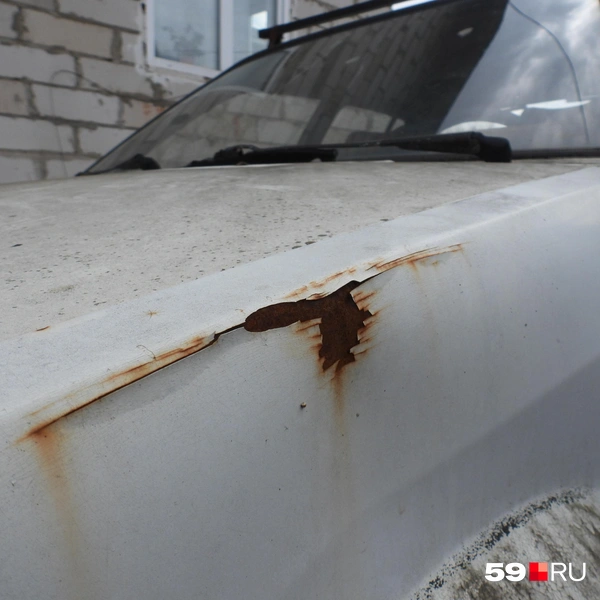 На капоте появились царапины с вмятинами, которые «украсила» ржавчина | Источник: Кирилл Хафизов / 59.RU