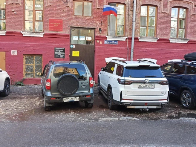 Организуя платную парковку у школы, власти не заасфальтировали площадку и не нанесли разметку. | Источник: читатели V1.RU