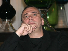 Внимательно слушает и дает наставления солистке «ВИА Гры»: каким стал Константин Меладзе, ушедший в тень