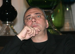 Внимательно слушает и дает наставления солистке «ВИА Гры»: каким стал Константин Меладзе, ушедший в тень