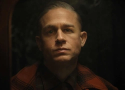 Чарли Ханнэм в развратном шоу с убийствами: каким вышел сериал Netflix «Монстр: История Эда Гина»