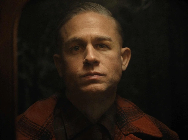 Чарли Ханнэм в развратном шоу с убийствами: каким вышел сериал Netflix «Монстр: История Эда Гина»