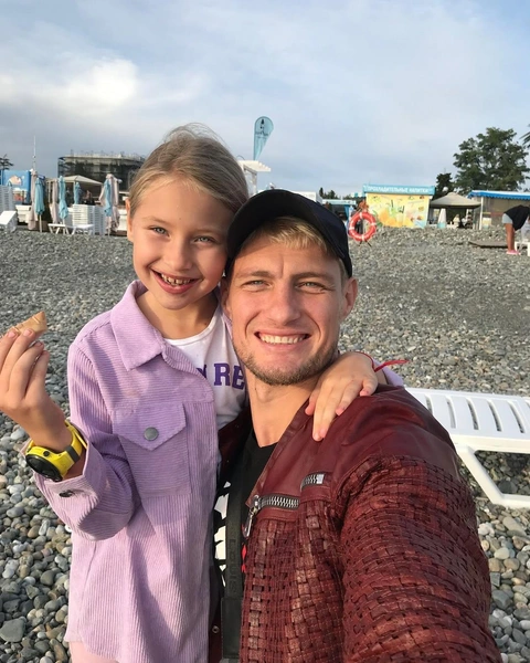 Дочка от Камирен не знает, что папа на фронте: ей сказали, что он просто в другом городе