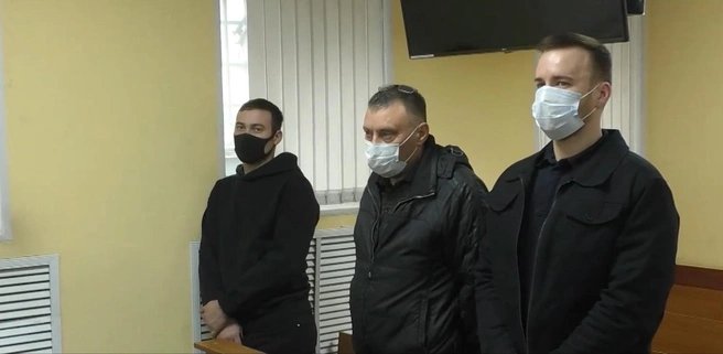 На суде семья «французов» прятала лица под масками | Источник: НТВ / NTV.RU
