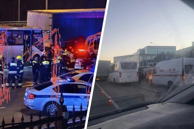 Жесткая авария на МКАД: автобус врезался в фуру