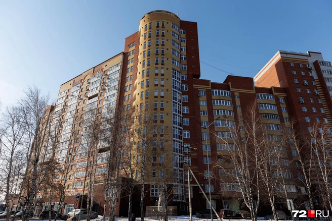 Что до квартир в корпусе этой высотки, сейчас их как вторичку пытаются продать ведущие агентства недвижимости | Источник: Ирина Шарова / 72.RU