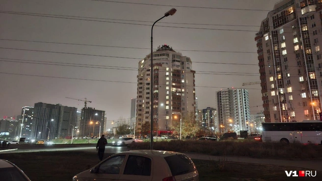 Однажды вечером на улице через дорогу может неожиданно пропасть свет | Источник: Тимофей Крылов / V1.RU