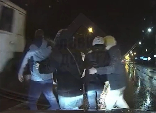 Полиция проверяет видео с «бешеным» грузовиком на Московском шоссе | ya62.ru