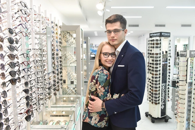 На Надежде — оправа британской марки Ted Baker, на Сергее — классика на все времена известной марки Burberry