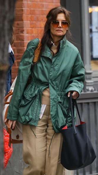 Популярный тренд: Кэти Холмс нашла самую стильную куртку сезона — ее носят все модницы