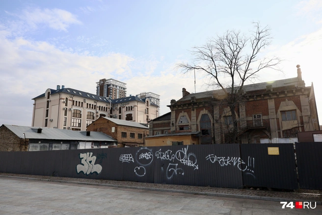 В таком состоянии ансамбль, конечно, не украшает центр города | Источник: Наталья Лапцевич