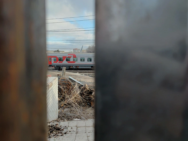 Красивые поезда — редкое светлое пятно в темных тонах вокзальной стройки | Источник: Сергей Гендин / 164.RU