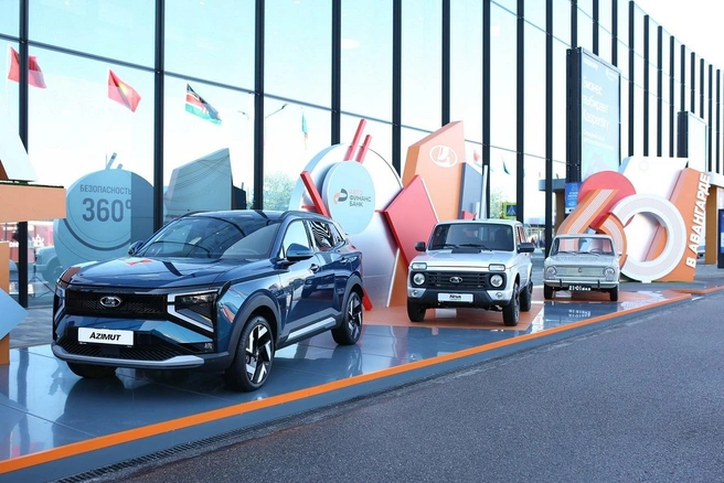 Три красотки из Тольятти. Первый — новый кроссовер LADA AZIMUT | Источник: «На заводе» / vk.com