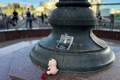 Подросток создал мемориал жертвам атаки БПЛА в Казани