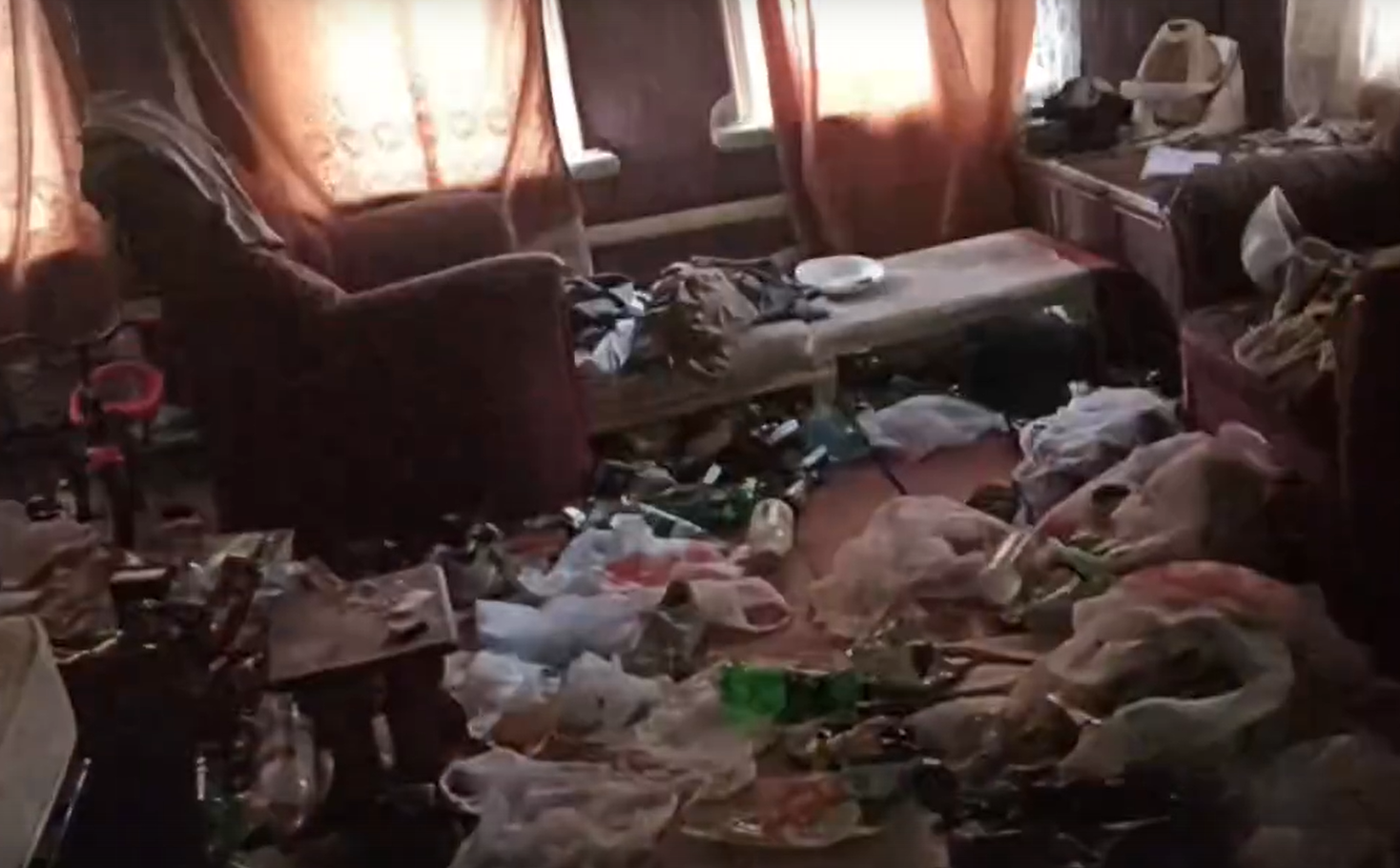 «Мальчик голый, девочка плакала». Нижегородцы в ужасе от семейной пары — посмотрите, во что молодежь превратила дом