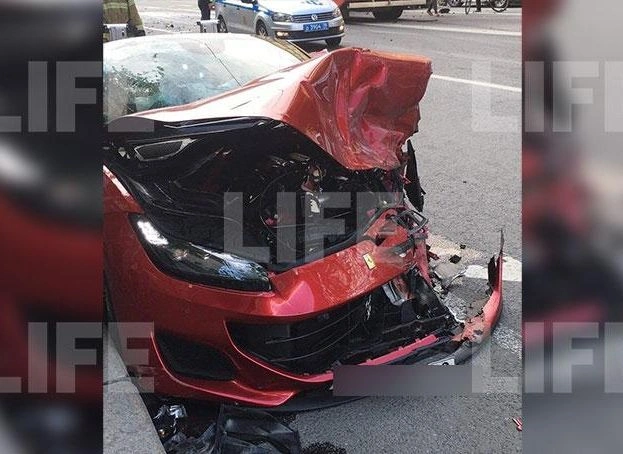В центре Петербурга Ferrari на высокой скорости протаранила такси (видео) | ya62.ru