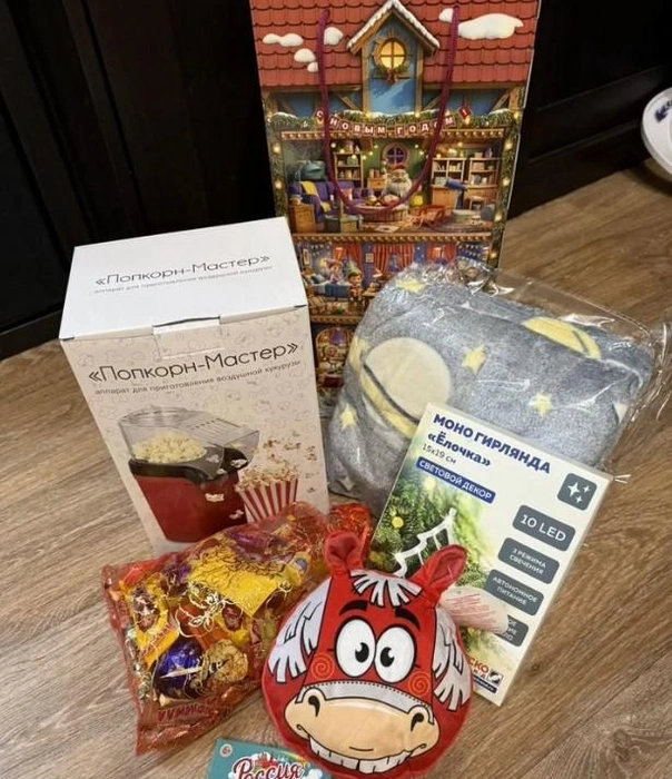 Вот такой внушительный набор в этом году получили в подарок дети сотрудников «Лукойла» | Источник: «Авито»