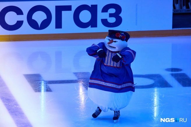 Даже Снеговик преобразился к матчу | Источник: Александр Ощепков / NGS.RU