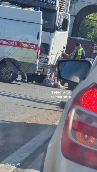 Судя по всему, пострадавший переходил дорогу и не убедился в том, что автомобили не начали движение | Источник: Самара ДТП / T.me