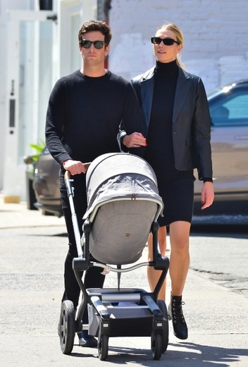 Карли Клосс и Джошуа Кушнер в Нью-Йорке | marieclaire.ru