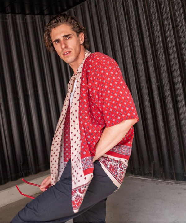 Самые модные по-прежнему в Антверпене: Маттиас Гертс показывает, как мужчинам носить шелковую рубашку-кимоно