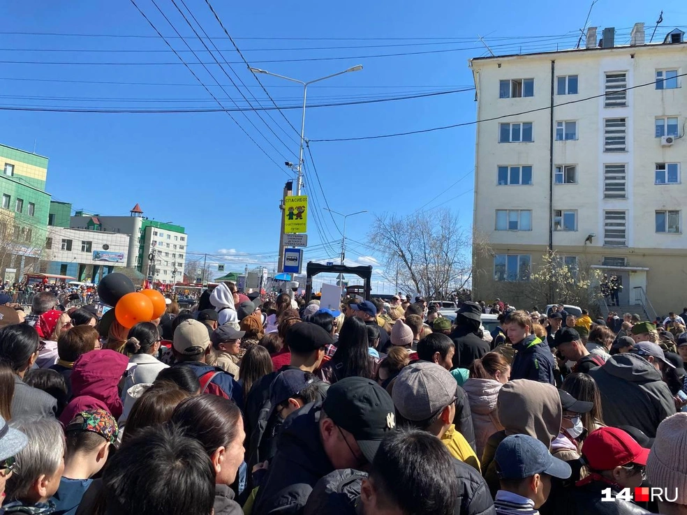 Люди пытаются пробраться к площади через единственный КПП по Богатырева | Источник: Надежда Ефимова / 14.RU