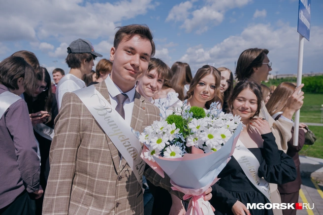 Некоторые остановились на костюмах в трендовых цветах | Источник: Даниил Пономаренко / MGORSK.RU