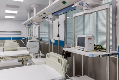 Ребенок, проглотивший батарейку, переведен в палату после операции