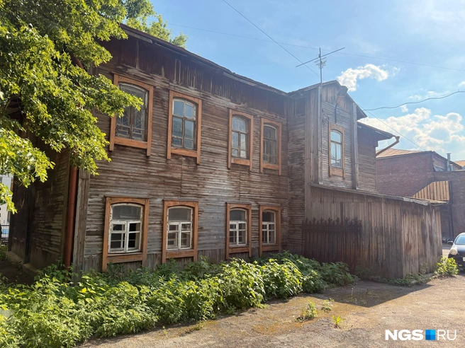 По разным оценкам, здание построили в 1920 или 1927 году | Источник: Анна Грищенко / NGS.RU