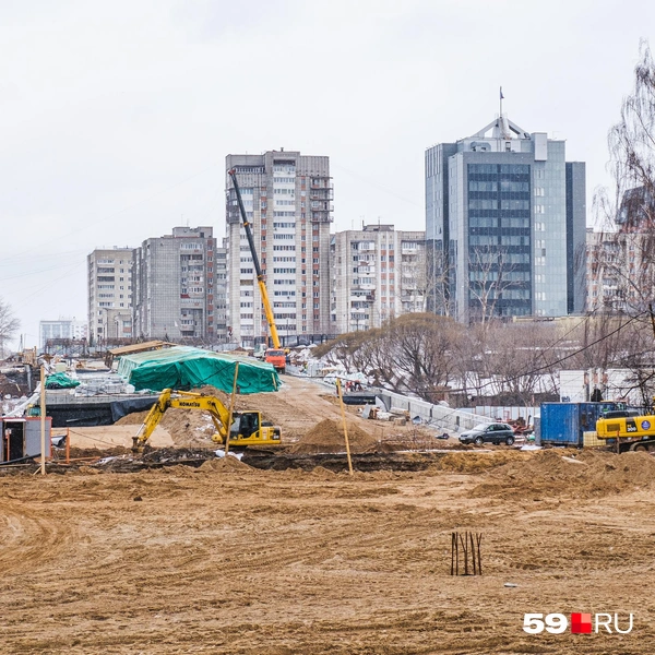 Вид на строящийся мост через Данилиху с улицы Данилихинская | Источник: Тимофей Калмаков / 59.RU