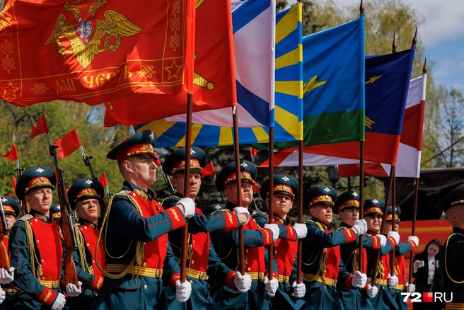 Курсанты несли флаги родов войск | Источник: Ирина Шарова / 72.RU 
