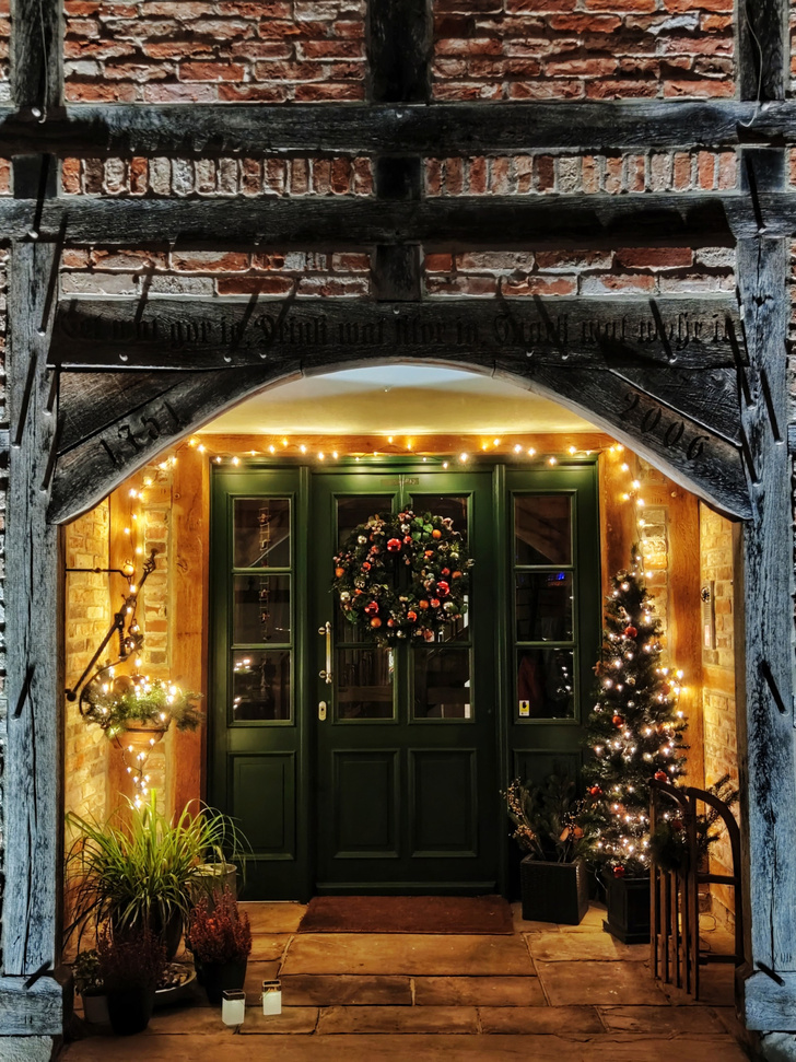 Как украсить дом снаружи к Новому году и Рождеству: советы дизайнера