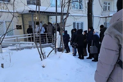 «Это унизительно»: екатеринбуржцы мерзнут в очередях к приставам