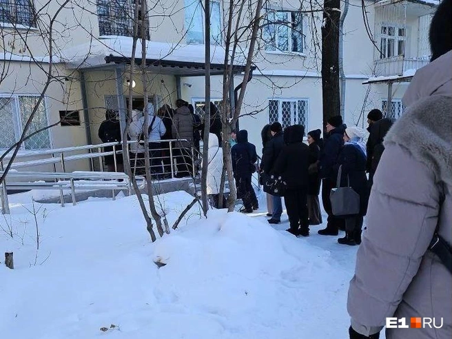Екатеринбуржцы вынуждены ждать на улице, прежде чем попасть на прием к приставам | Источник: читатель E1.RU