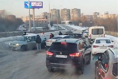 Yekaterinburg mass accident leaves Christmas tree on road