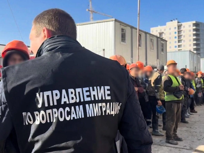 Рейд на стройке в Новоселье: полиция увезла десятки мигрантов | Источник: пресс-служба ГУ МВД России по Санкт-Петербургу и Ленинградской области