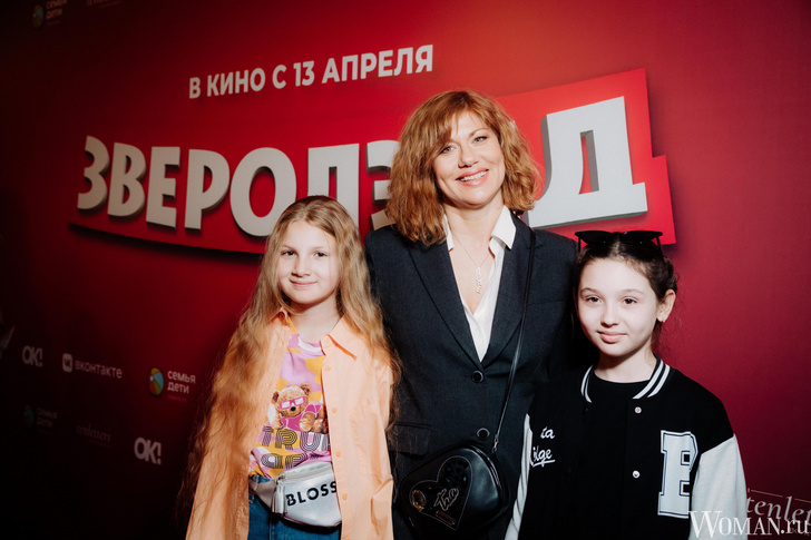 Елена Бирюкова с дочкой и ее подругой