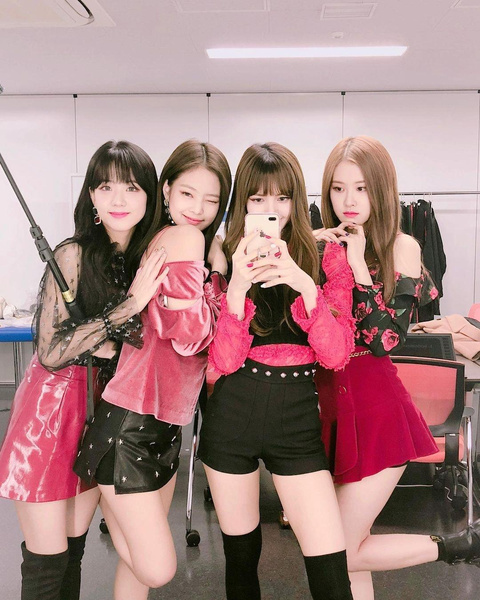 Новый день, новый слух: три участницы BLACKPINK могут покинуть YG Entertainment