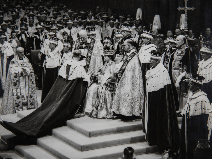 Целование рук и помазание: 7 самых странных ритуалов на коронации короля Карла III