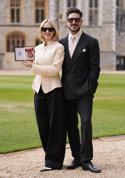 Кэри Маллиган получила орден Британской империи. Она посетила церемонию с мужем Маркусом Мамфордом | marieclaire.kz