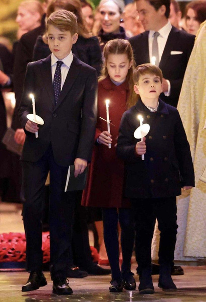 Задул свечу сестры и рассмешил священника: 8 милых фото принца Луи с праздничной службы