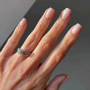 Минималистичный маникюр на весну 2023: 10 красивых дизайнов на короткие ногти 💅