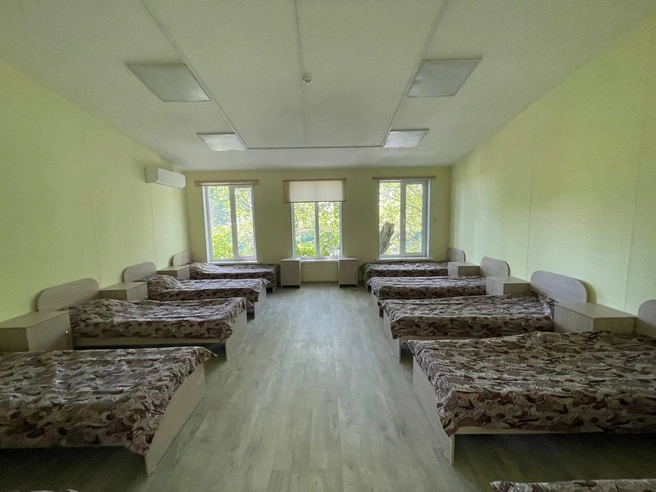 Спальня: кровати довольно широкие | Источник: camp.samregion.ru
