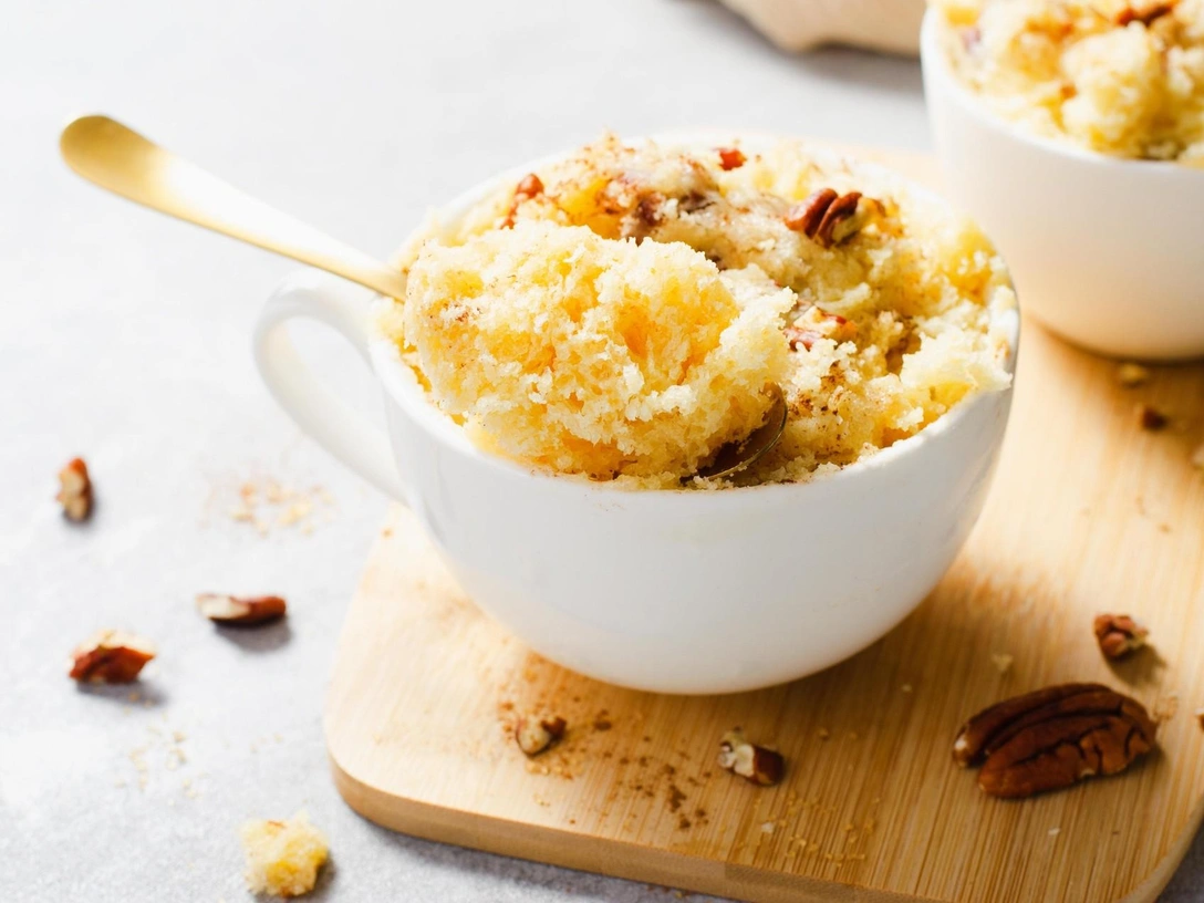 Если захотелось сладкого: очень быстрый рецепт бананового кекса в кружке | marieclaire.ru