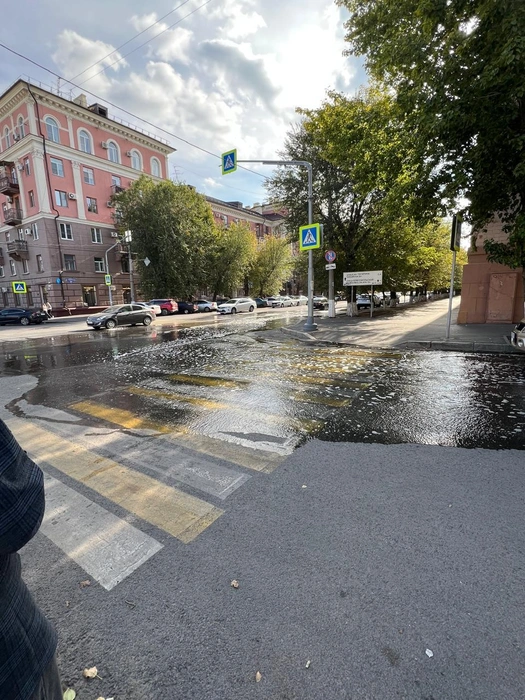 Вода растекается по Советской и уходит на Чуйкова | Источник: читатели V1.RU