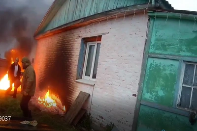 Лесной инспектор разбудил спящую семью и спас от пожара
