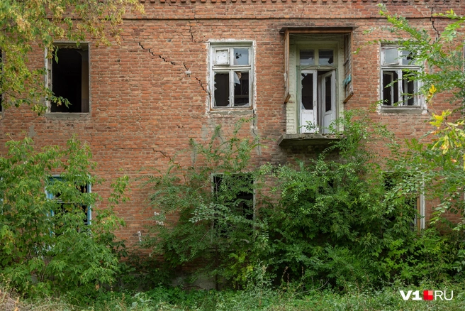 Судьба этого дома очевидна — его снесут. Это лишь вопрос времени | Источник: Константин Завриков / V1.RU