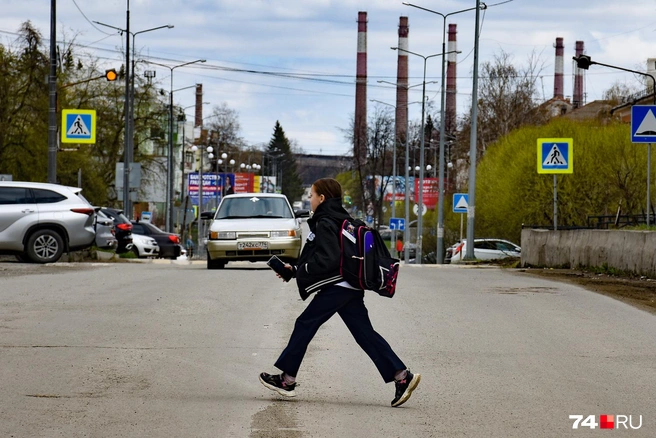 Чебаркуль кажется довольно живым городом: да, много пожилых, но и молодежь бегает | Источник: Артем Краснов