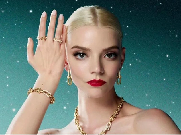 С любовью от Tiffany&Co: Аня-Тейлор Джой прогуливается по Нью-Йорку
